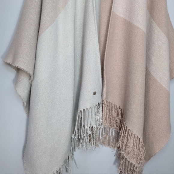 SOIA & KYO Blush Rose Pink Fringe Shawl Scarf Wrap Cardigan Blanket Poncho OS - Picture 7 of 16